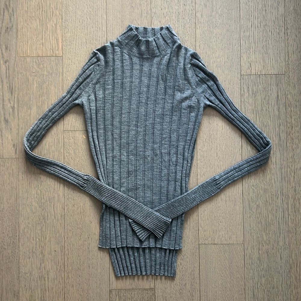 Theory Ribbed Wool Knit Long Sleeve Gray Top P